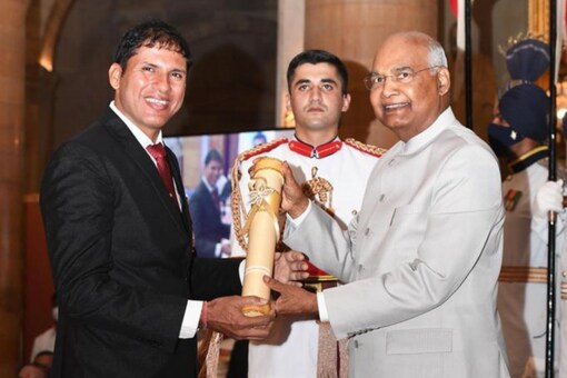 President Ram Nath Kovind handing the Padma Bhushan to Devendra Jhajharia 