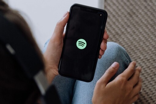 Spotify is testing the option letting users listen to other people's playlist.