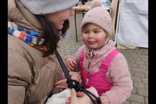 Two-year-old Katy with her mother Natalie at the border crossing at Medyka, Poland. (Maha Siddiqui/News18)