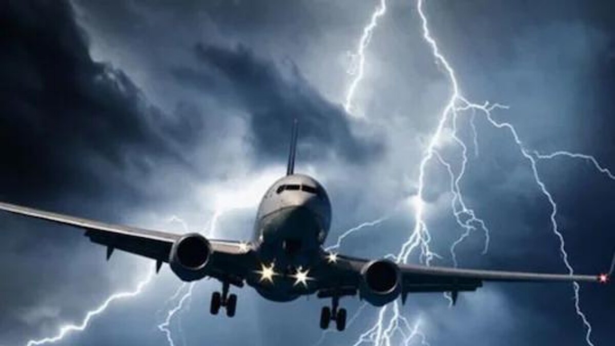 Lightning Not as Deadly for Planes as You Think it is, Explains Flight Attendant