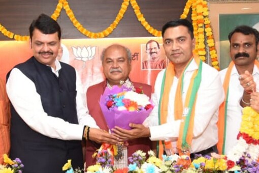Pramod Sawant (second from right) with Devendra Fadnavis (extreme left) after the announcement. News18