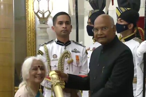 Hindustani classical music maven Dr Prabha Atre receives Padma Vibhushan from President Ram Nath Kovind. (Image: ANI Twitter)