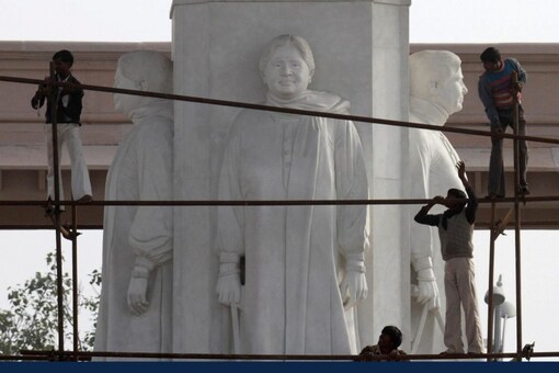 Workers erect a scaffolding to cover statues of Mayawati in Lucknow January 10, 2012. (FILE/ Reuters)
