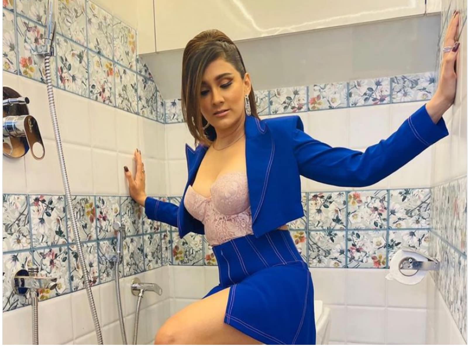 Singer Aastha Gill Becomes Latest Target of Trolls For Posing on Toilet  Bowl | Movies News - News18