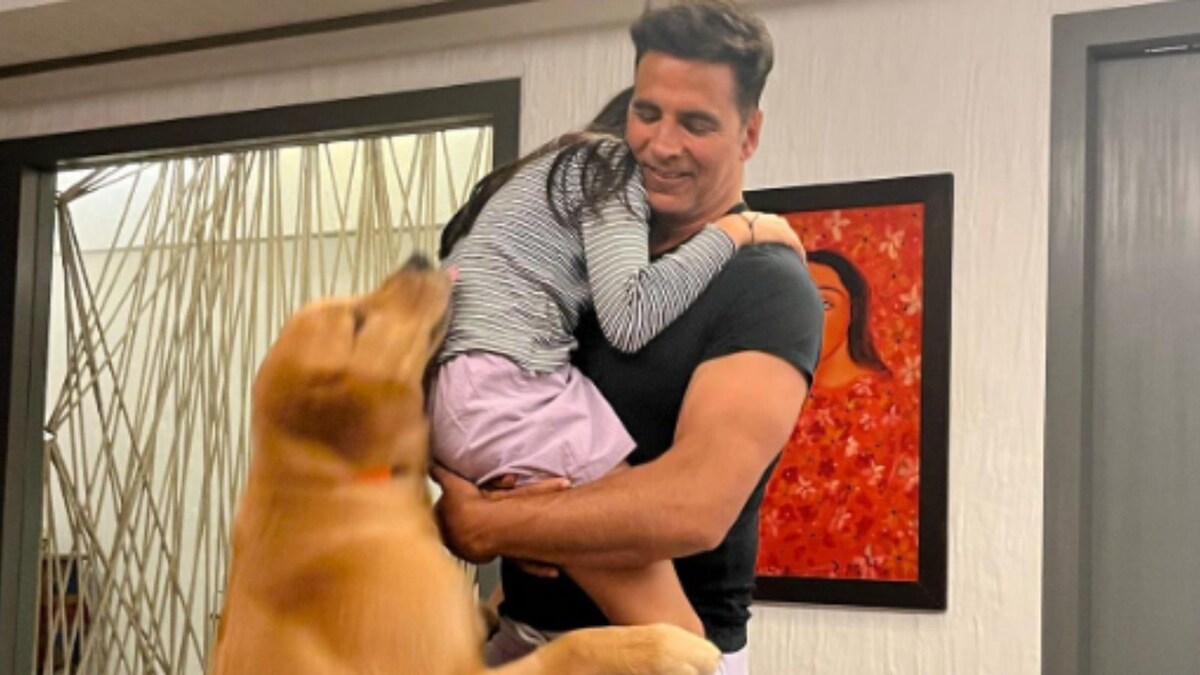 Akshay Kumar Gives Group Hug to Daughter Nitara and Their Dog, Twinkle Khanna Shares Pic; See Post