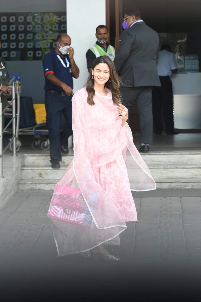 Alia Bhatt spotted at the airport. (Pic: Viral Bhayani)