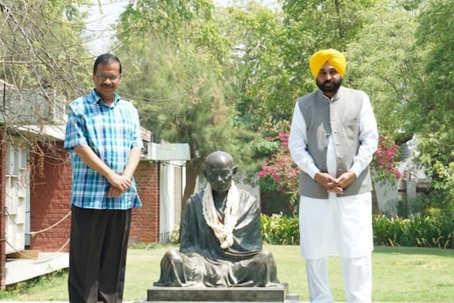 Kejriwal and Mann visited the Sabarmati Ashram and paid tributes to Mahatma Gandhi. (Image: Arvind Kejriwal's Twitter handle)