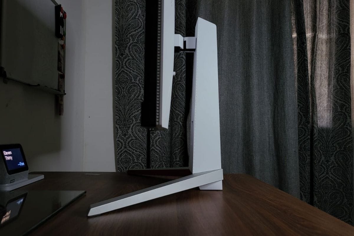 The BenQ Mobiuz EX3210 comes with an ergonomic stand that is easy to install and allows the monitor to move in multiple directions. (Image Credit: News18/ Darab Mansoor Ali)