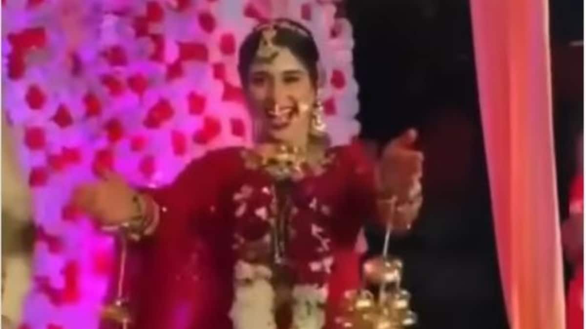 Watch Desi Bride Breaks Into Dance As Ishq Tera Tadpave Starts Playing At Wedding News18 