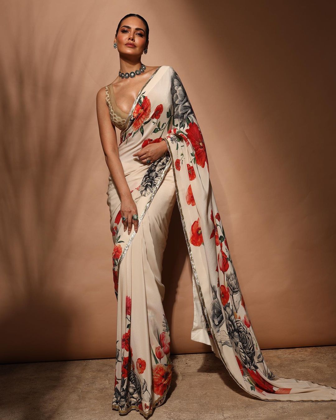 Esha Gupta In White Floral Saree Is Elegance Personified, Check Out The  Diva's Gorgeous Saree Moments