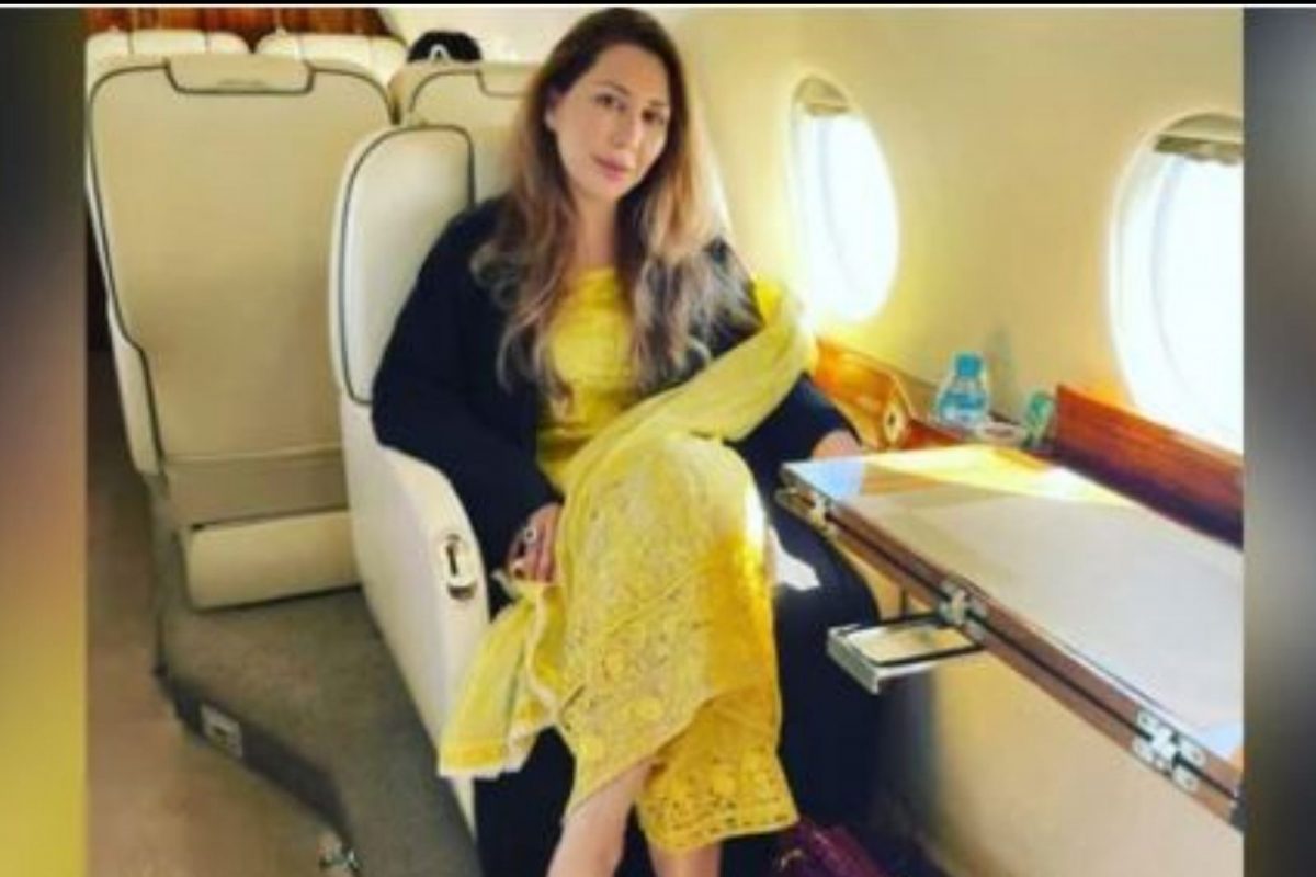 Did Farah Khan, Friend of Imran Khans Wife, Flee Pak With $90,000 Handbag? Viral Photo Stokes Graft Fire photo