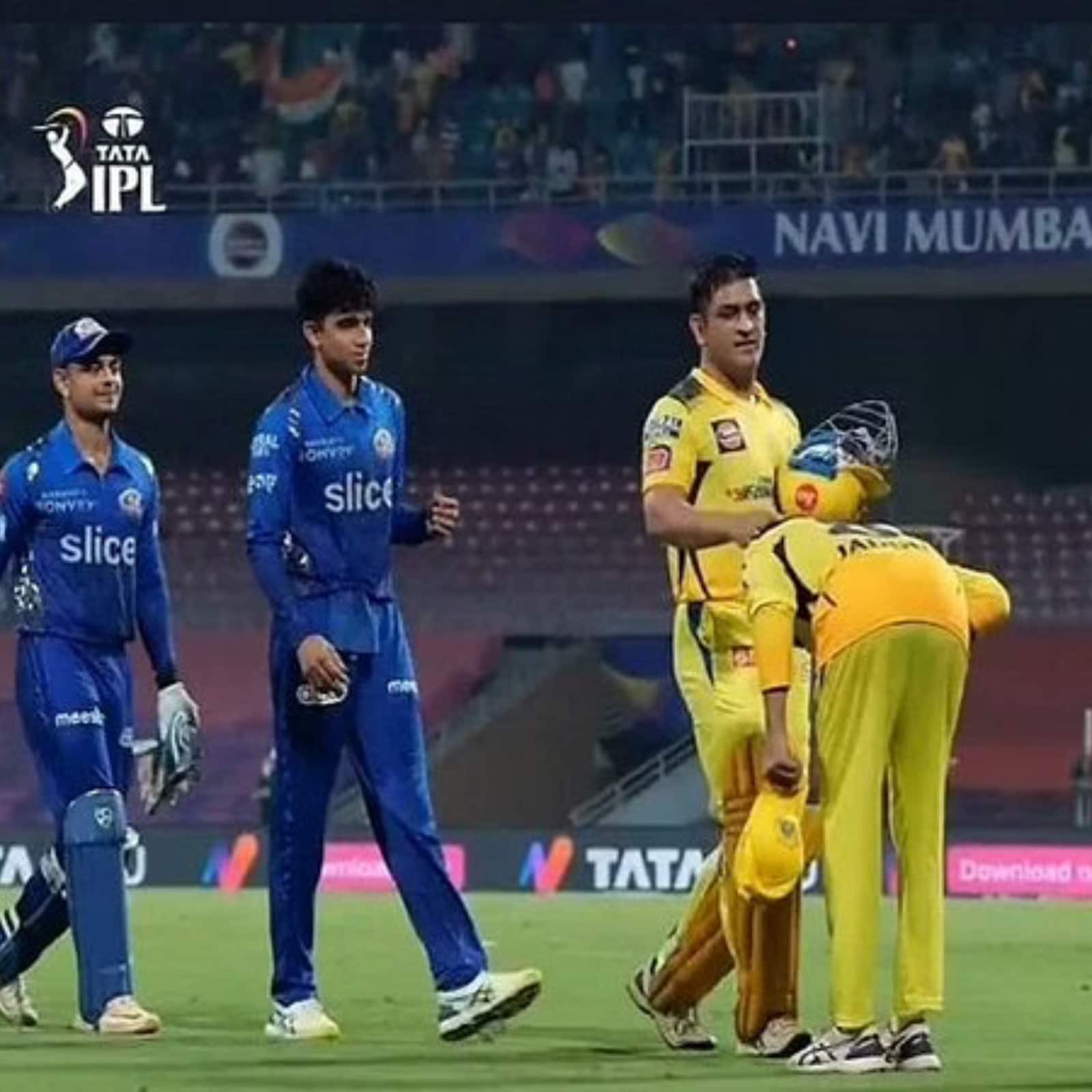 IPL 2022: Chennai Superkings Skipper Ravindra Jadeja Bows Down to Ex-Skipper MS Dhoni After Tense Finish IPL 2022: Chennai Superkings Skipper Ravindra Jadeja Bows Down to Ex-Skipper MS Dhoni After Tense Finish