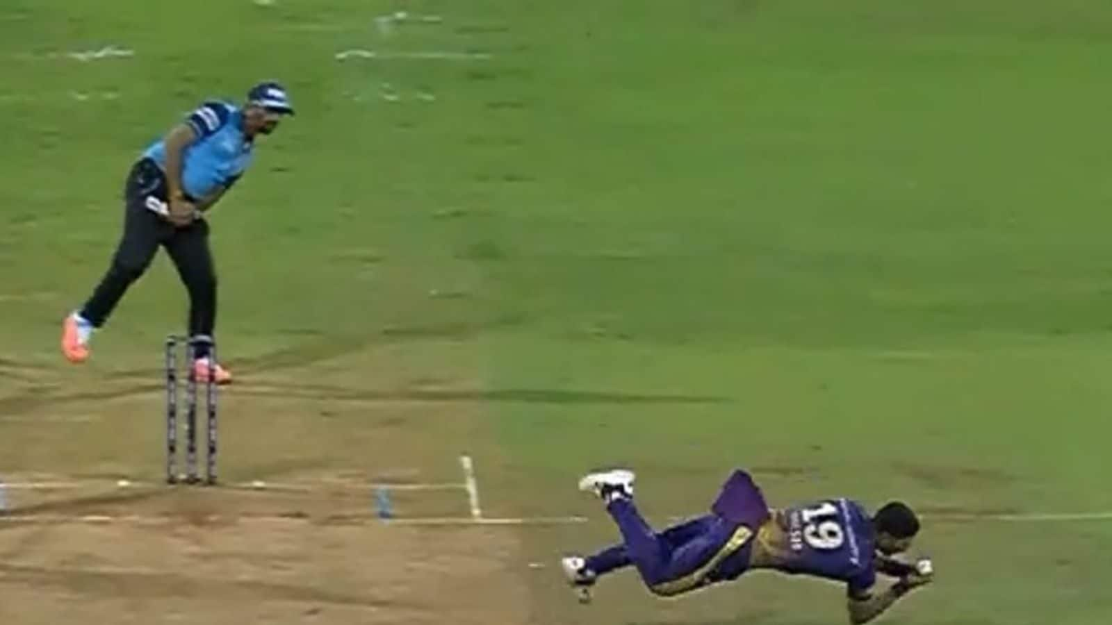 IPL 2022: Umesh Yadav Pulls Off a Stunning Catch to Dismiss Prithvi ...