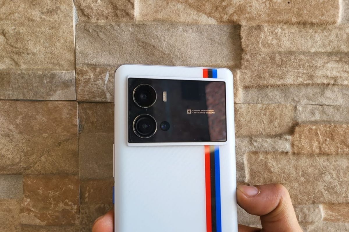 The iQoo 9 Pro comes with a triple rear camera setup with Gimbal Stabilisation. (Image Credit: News18/ Darab Mansoor Ali)