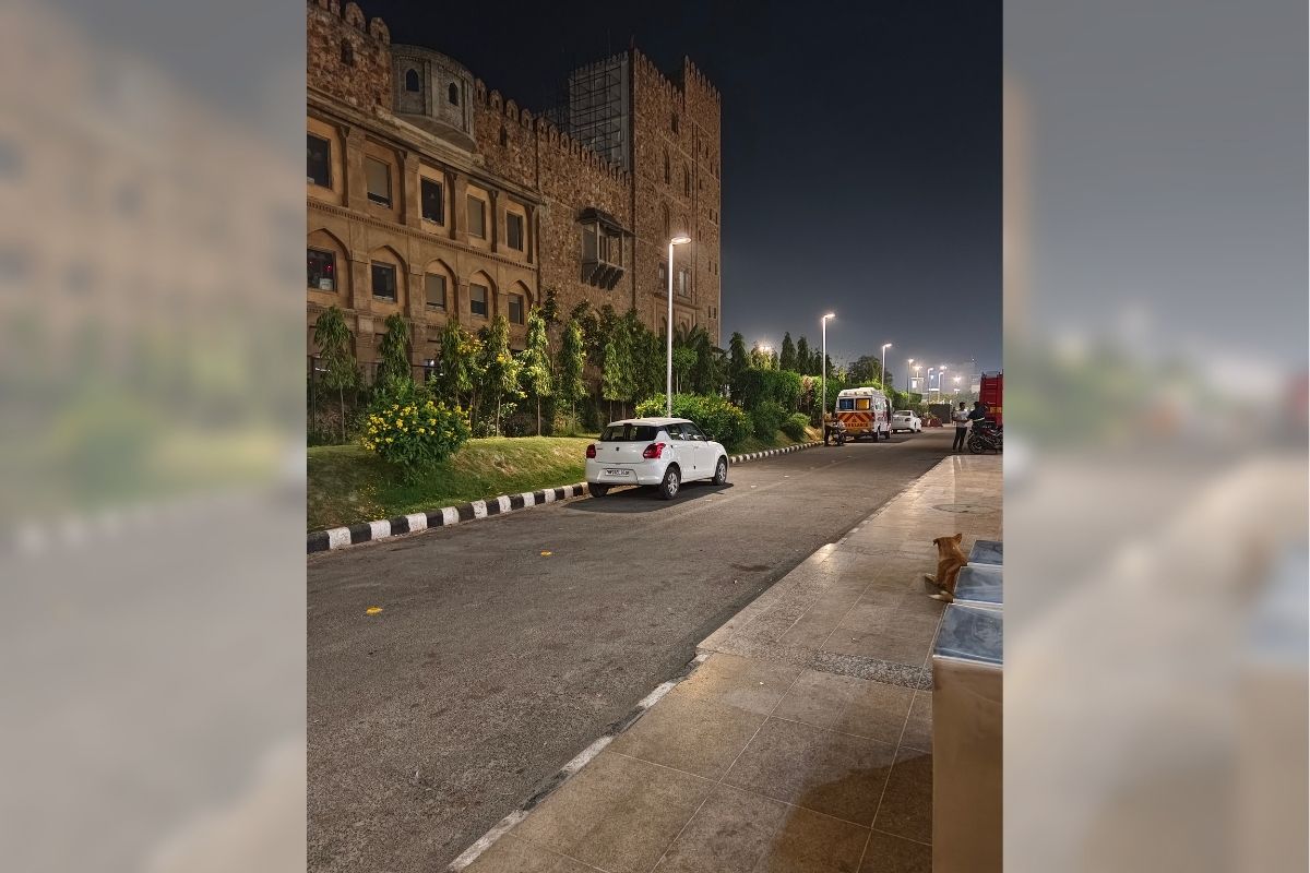 At night also, the iQoo 9 Pro clicks pretty decent photos with its main lens. (Image Credit: News18/ Darab Mansoor Ali)