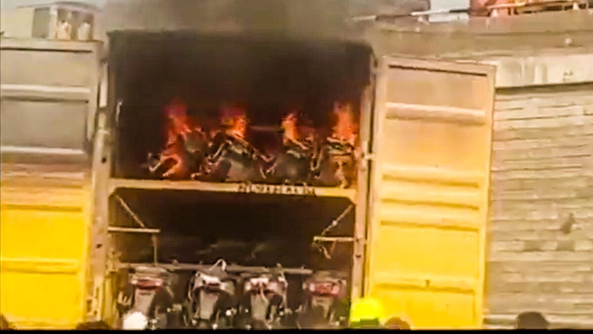 Biggest EV Fire in India? 20 Brand New E-Scooters from Jitendra EV Burst into Flames: Watch