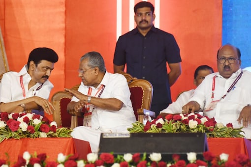 Defying a KPCC decision, KV Thomas (extreme right) attended a seminar organised by the CPI(M) in Kannur, sharing the stage with Kerala CM Pinarayi Vijayan (middle). (File pic/News18)