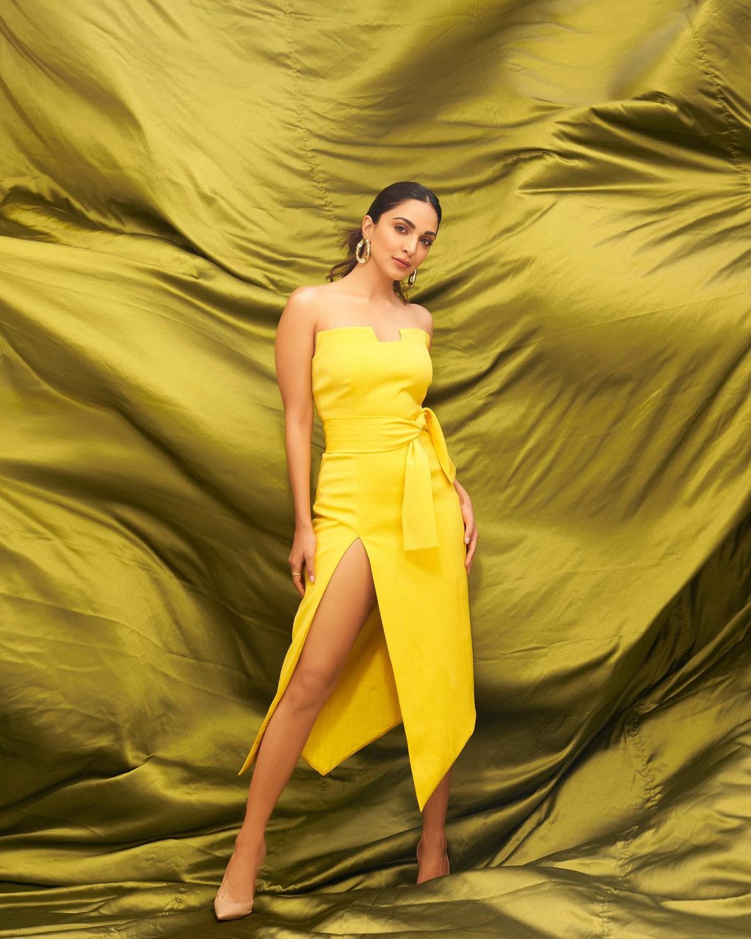Kiara Advani loves the vibrant yellow hue. An indeed, the colour looks gorgeous on her. Seen here in Kiara in a high-slit yellow dress. 