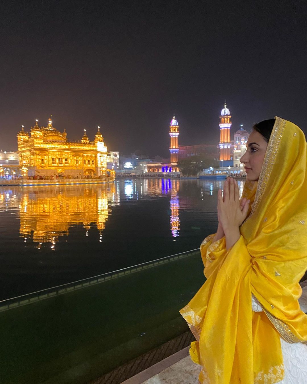 Kiara Advani looks divine in the yellow dupatta while visiting the Golden Temple.  