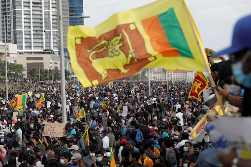 People shout slogans against Sri Lanka's President Gotabaya Rajapaksa during a protest in front of the Presidential Secretariat, in Colombo on April 9, 2022. (REUTERS/Dinuka Liyanawatte)