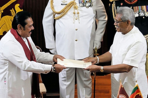 Mahinda Rajapaksa และประธานาธิบดี Gotabaya Rajapaksa ระหว่างพิธีสาบานตนของอดีตในปี 2020 (ไฟล์ภาพ: Reuters)