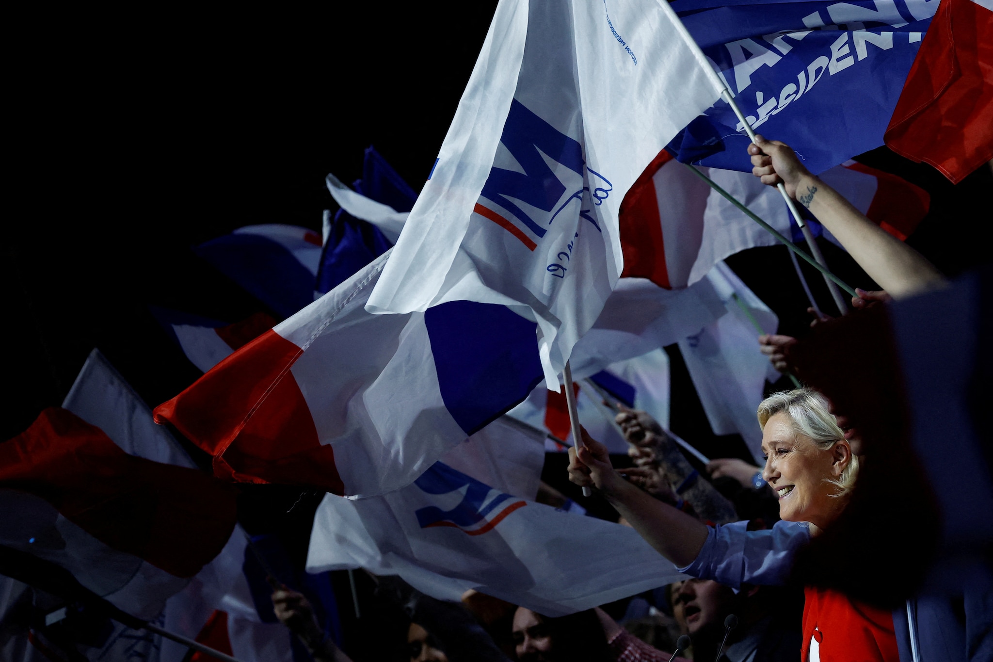 Marine Le Pen, candidate du parti d'extrême droite français Rassemblement National, assiste à une réunion de campagne à Avignon, en France.  (Fichier image Reuters)
