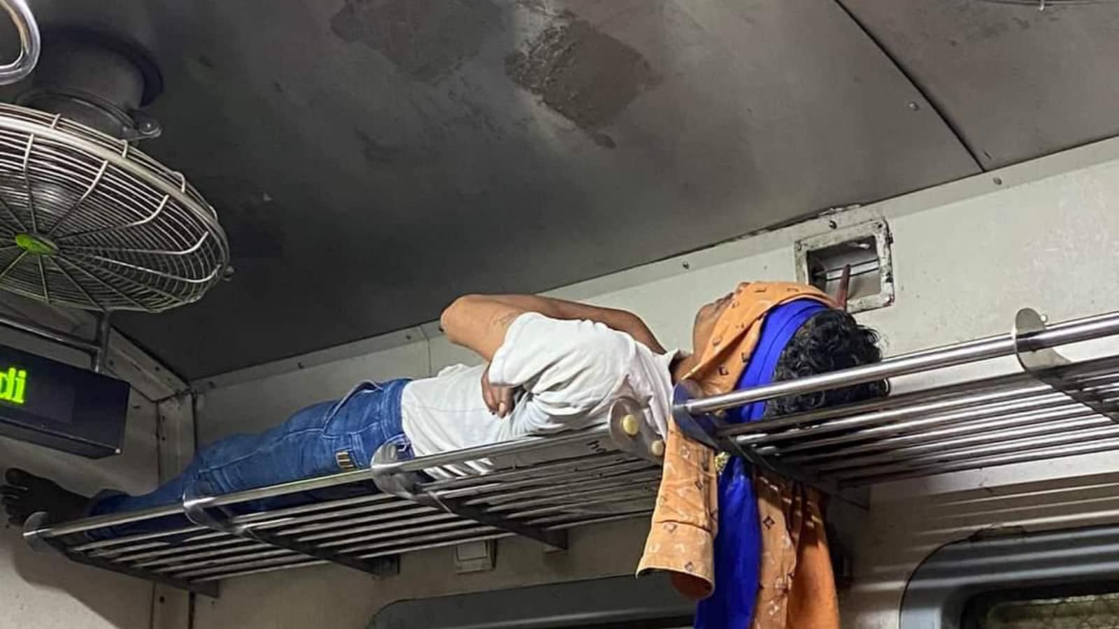 Man Sleeping on Mumbai Local Train's Luggage Rack Gives 'Jugaad' a New