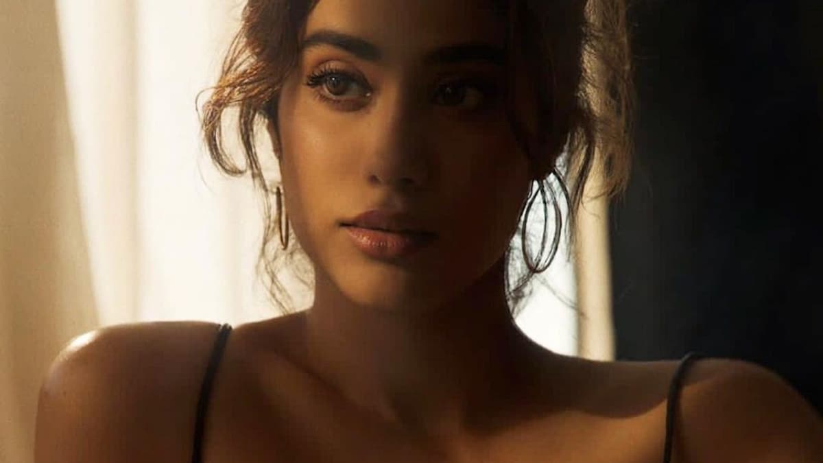 Janhvi Kapoor Sets the Internet Ablaze as She Dons A Cleavage-Baring ...