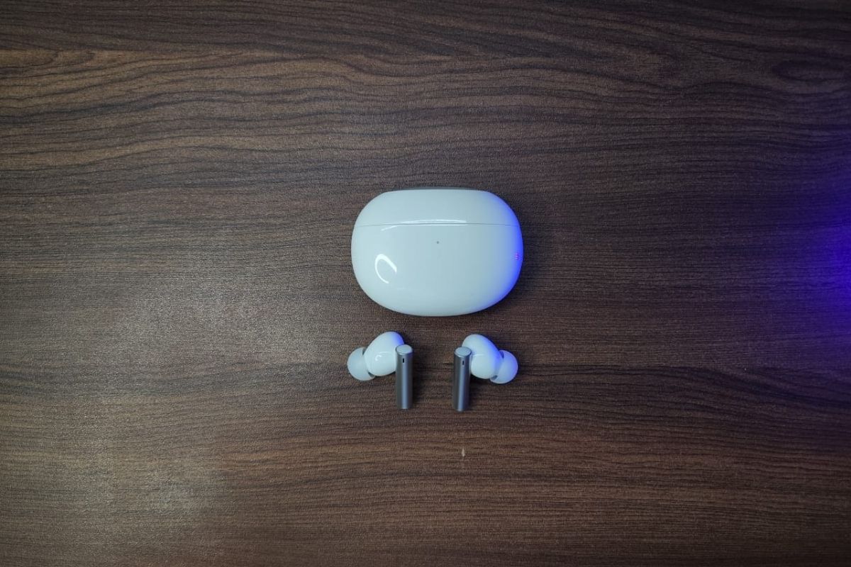 The Realme Buds Air 3 have a contrasting grey stem for the white colour variant. (Image Credit: News18/ Darab Mansoor Ali)