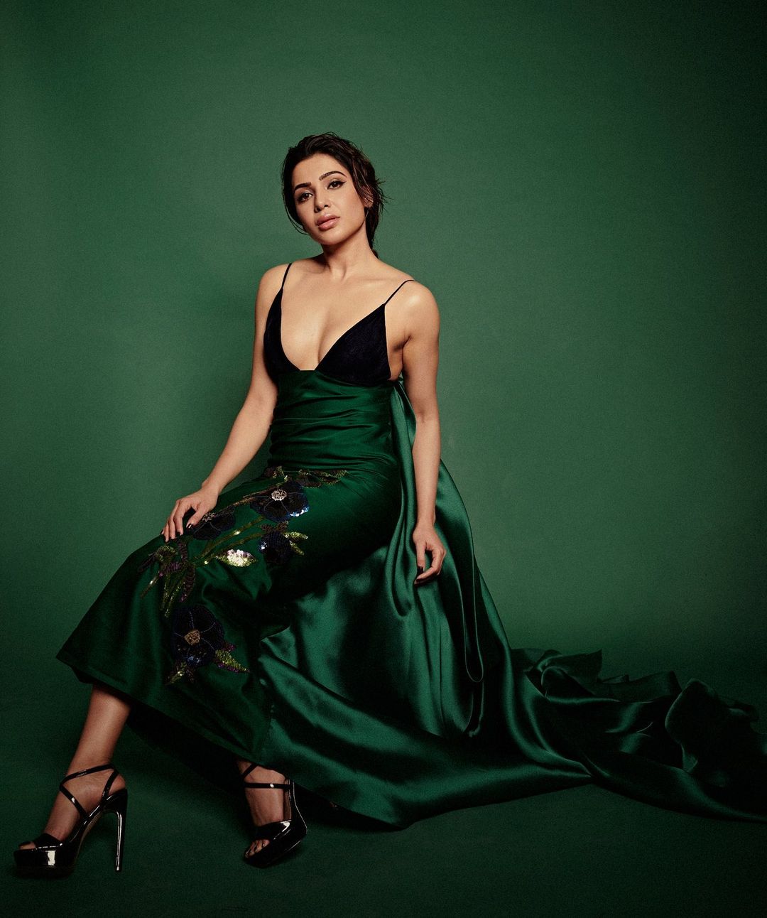 Samantha Ruth Prabhu looks sassy in the black and green dress.