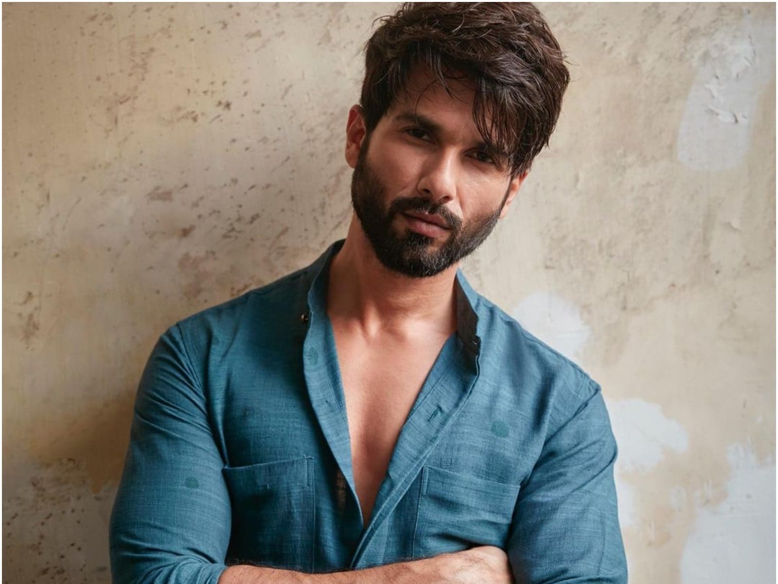 Shahid Kapoor looks dapper in all-black outfit at IIFA 2019 green carpet