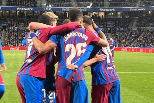 Pierre-Emerick Aubameyang celebrates with Barcelona teammates (Twitter)