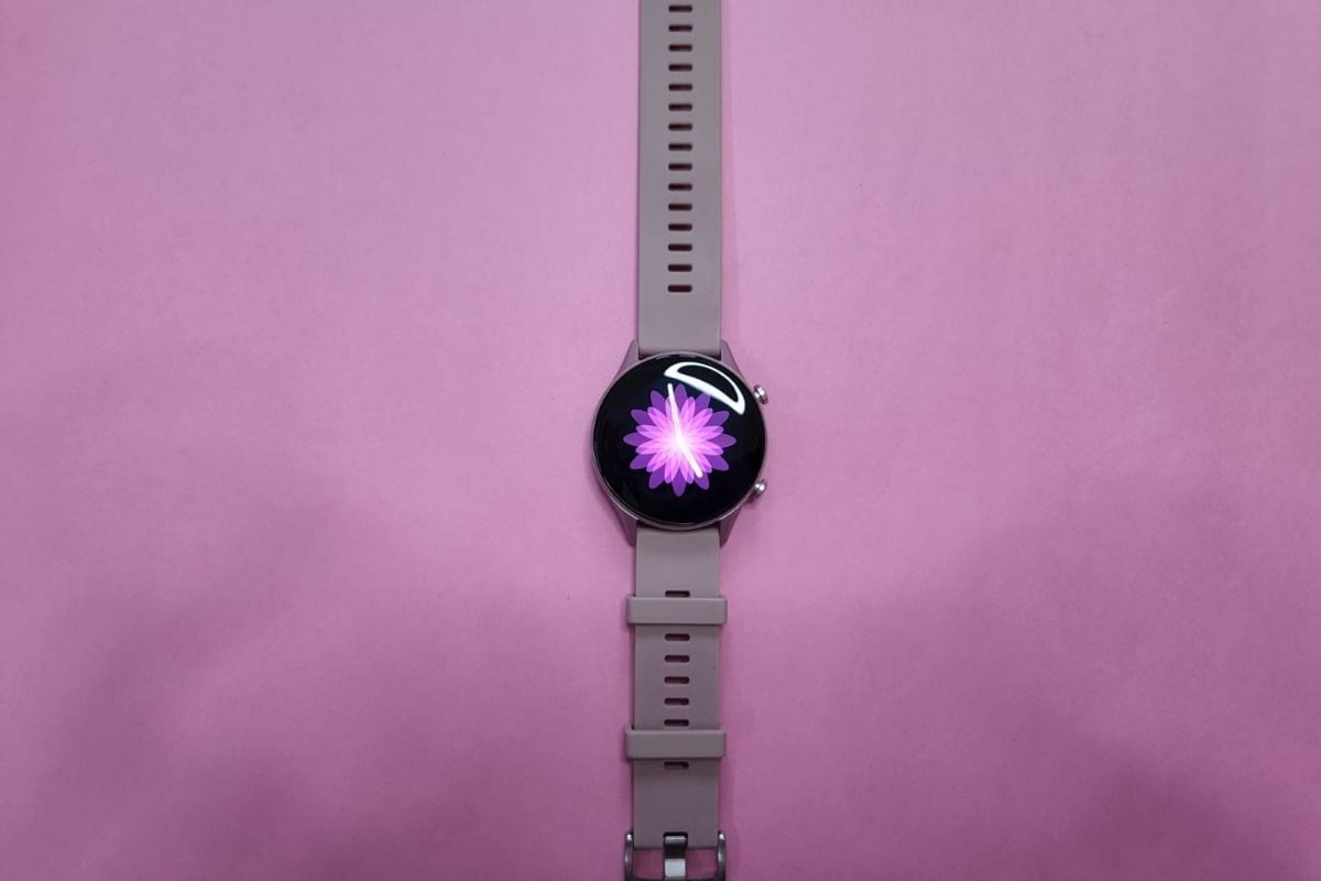 The smartwatch comes with an AMOLED display and an aluminium casing. (Image Credit: News18/ Darab Mansoor Ali)