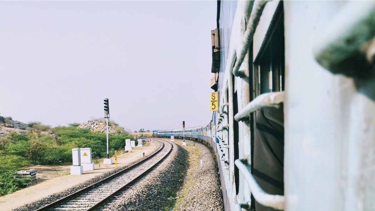 Madhya Pradesh: Man Harasses Woman, Pushes Her Off Train When She Slaps Him for Misbehaving