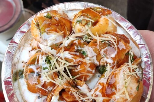 This eaterie serves mind-blowing chaat which is hygienically cooked.