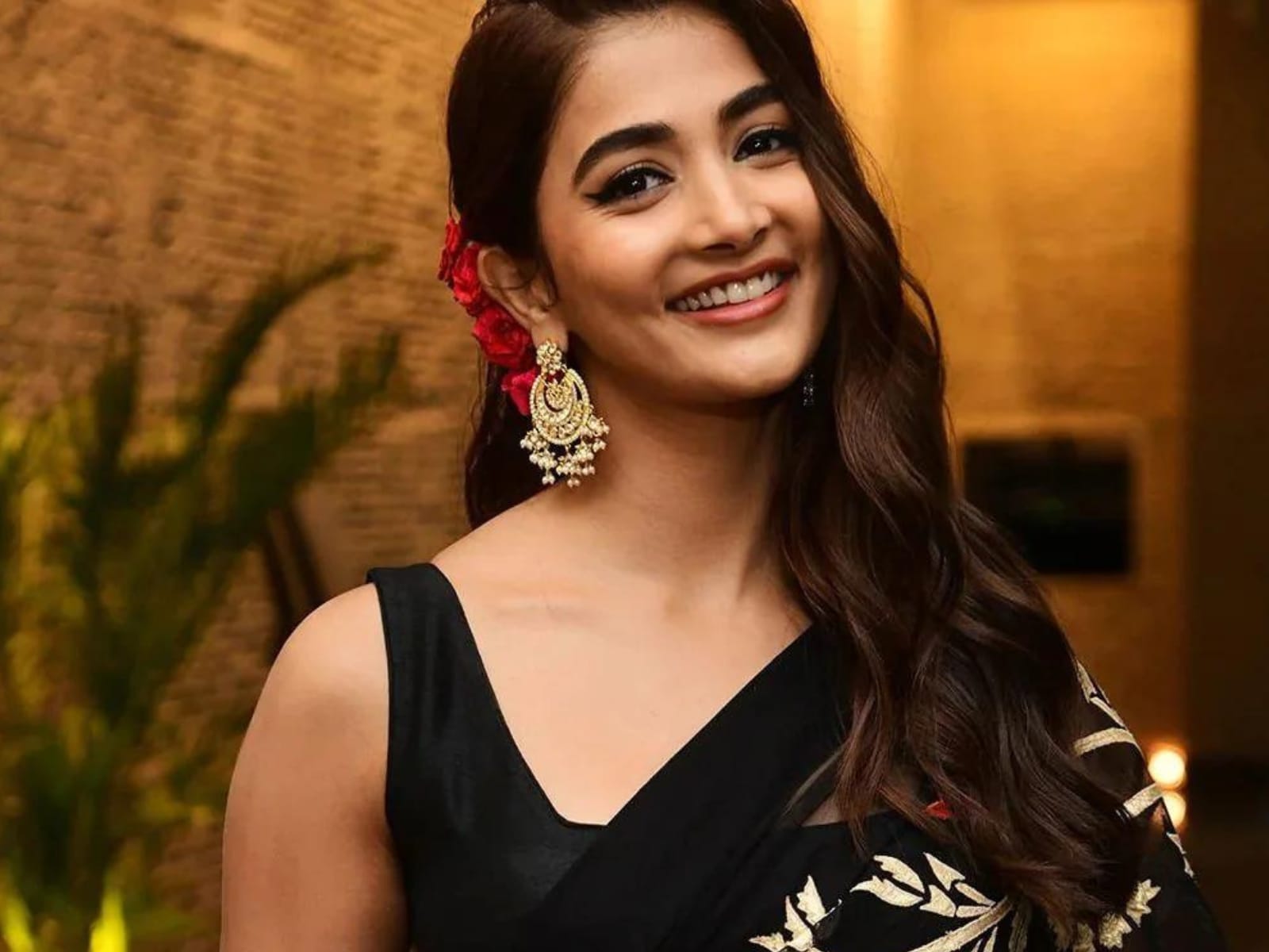 Pooja Hegde Latest Pics in Black Saree | Telugu Rajyam