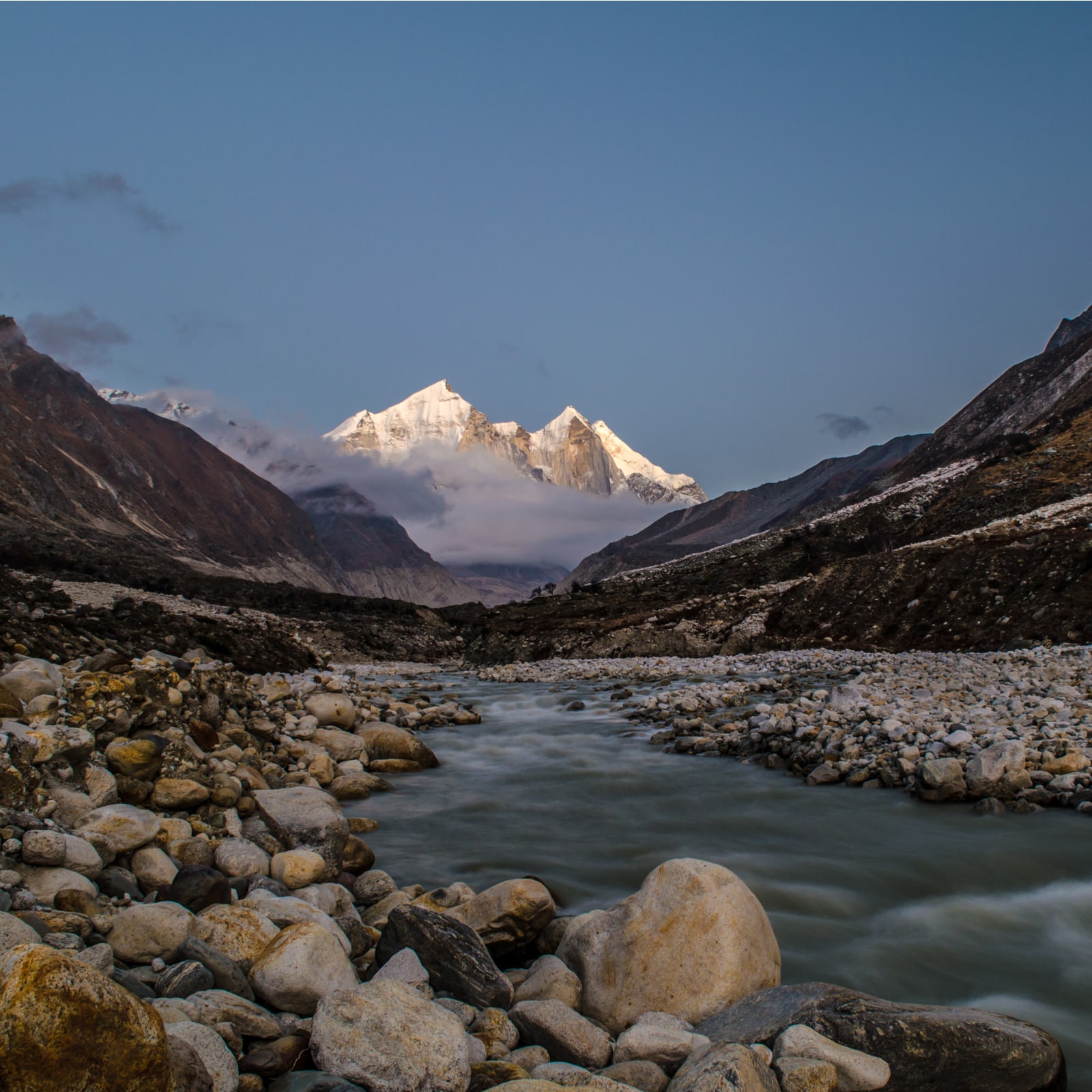 Какие реки берут начало в гималаях. Ганготри Гималаи. Ледник Ганготри. Ганготри Индия. Ганготри ледник Индия.