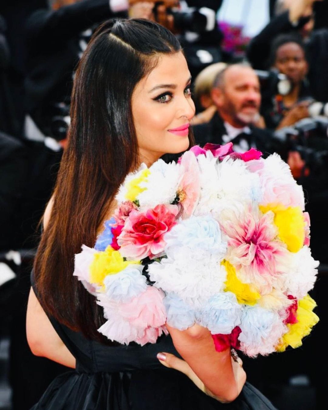 The bouquet of flowers neatly placed on the dress made it a colourful soiree on the red carpet.