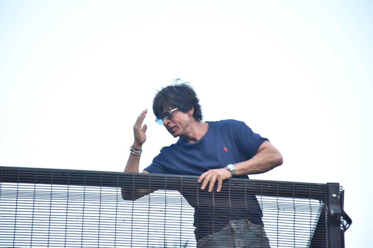 shah rukh khan greets fans on eid outside mannat after two years says may allah bless you with love