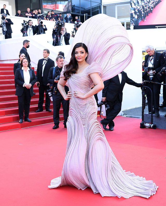 Aishwarya Rai Bachchan shines at Cannes 2014 in golden Roberto Cavalli gown  | India.com