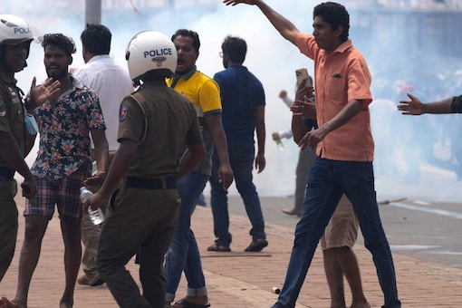 Sri Lankan government supporters and anti-government protesters clash outside president's office residence in Colombo in presence of police officers, Sri Lanka (Image: AP)