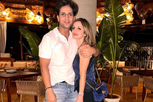 Hrithik Roshan reacts to Sussanne Khan's romantic picture with Arslan Goni. 