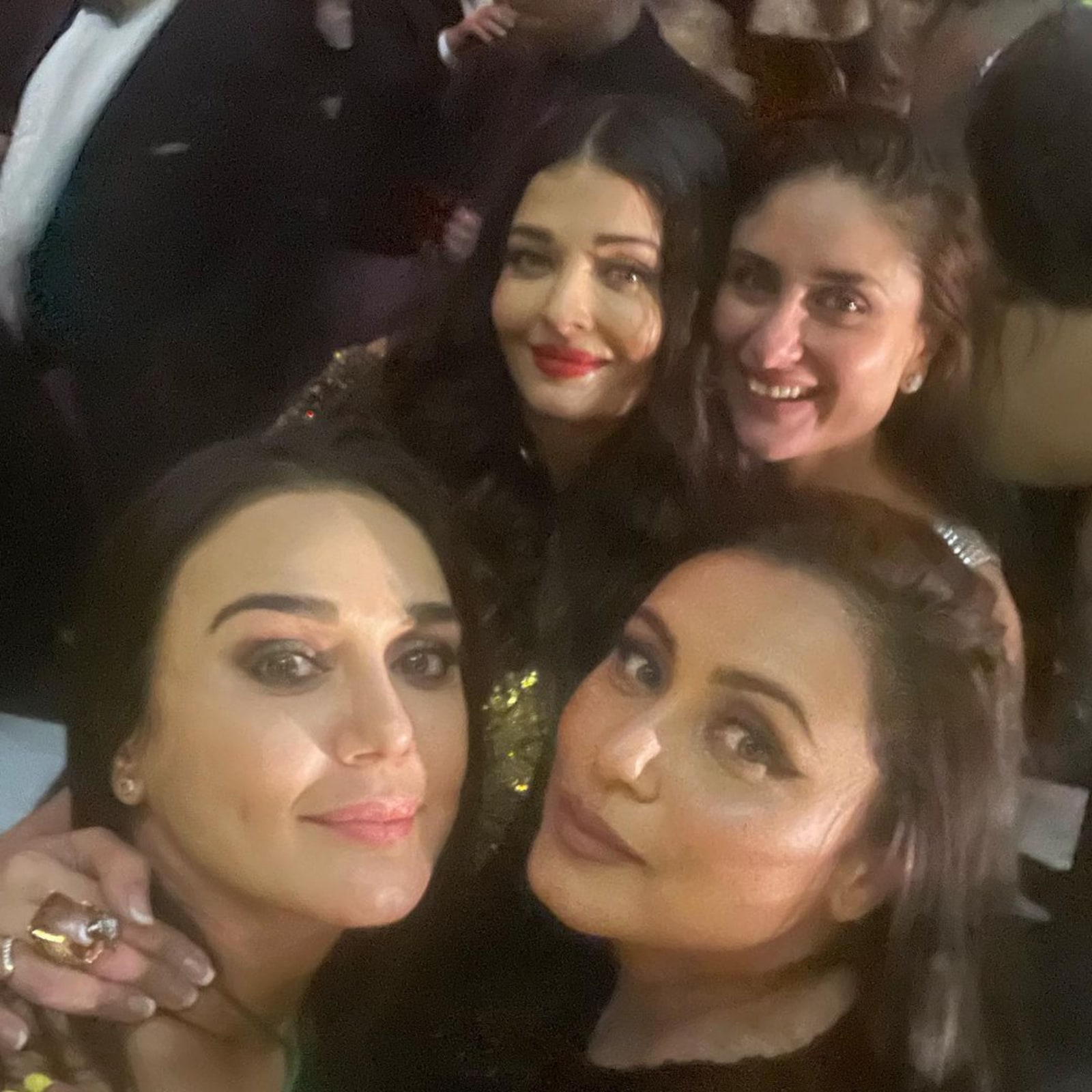 Preity Zinta Poses With Kareena Kapoor, Rani Mukerji, Aishwarya Rai in  Priceless Pic from Karan Johar's Party - News18