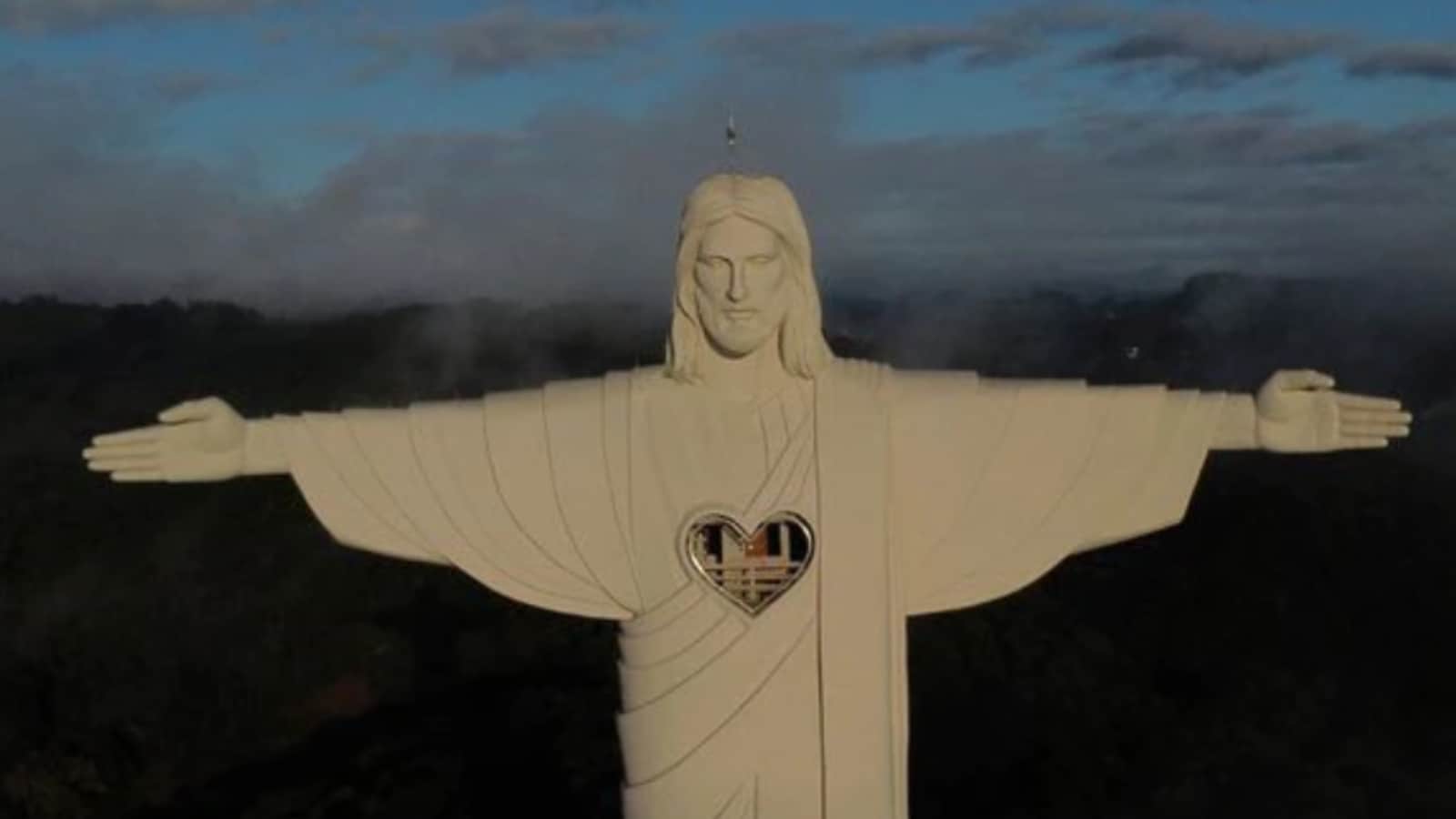 Brasil menerima patung Christ the Redeemer setinggi 141 kaki dari Rio de Janeiro