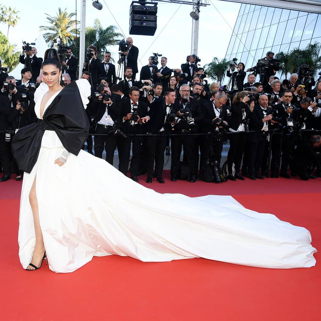 Deepika Padukone looked stellar in the white gown with a massive black bow. 
