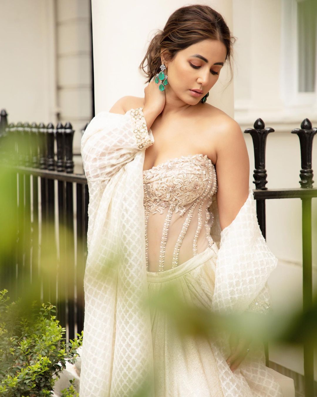 Hina Khan Looks Mesmerising In Sensuous Ivory Ensemble As She Spills Sass  In London, See Her Stunning Pictures