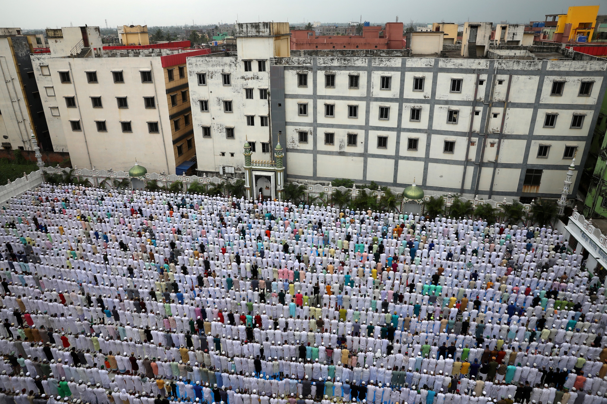 KOLKATA: Muslims offer Eid al-Fitr prayers marking the end of the holy fasting month of Ramadan, in Howrah on the outskirts of Kolkata. (Image: Reuters)