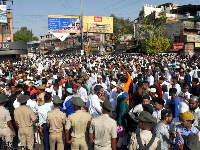 Jodhpur: Police try to restore peace  after clashes broke out between two communities on Eid-ul-Fitr, in Jalori Gate area, in Jodhpur, Tuesday, May 3, 2022. (PTI Photo) 