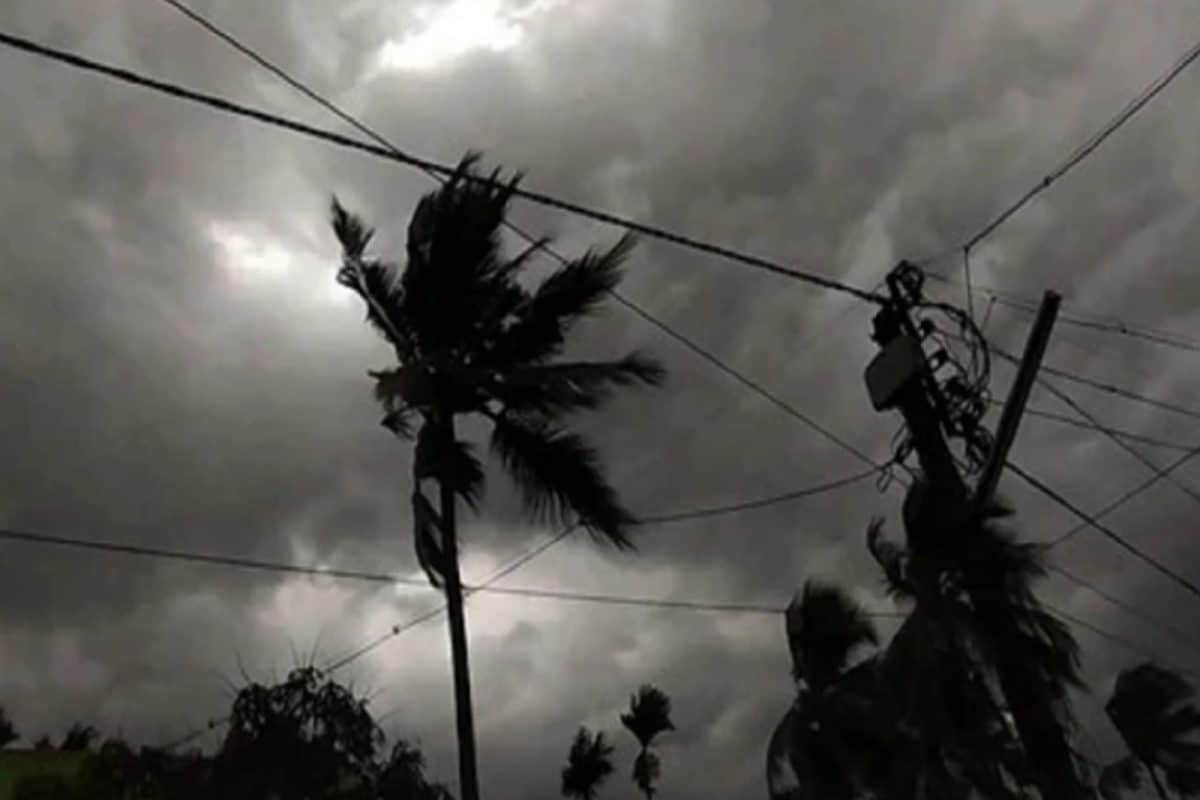 Kalbaisakhi' Wrecks Kolkata, Kills 2 Rowers as Boat Capsizes During Storm; Roads Blocked with Trees | India News - News18
