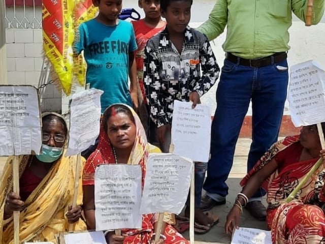 According to locals, the families have been protesting for the past year with placards, blaming the Kaliachak inspector incharge. Pic/Twitter